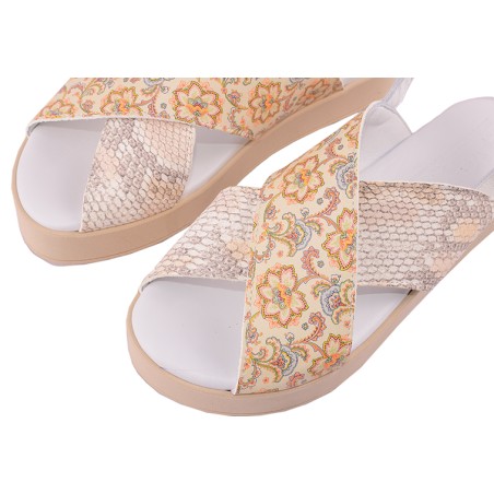 Sandalo con zeppa in pelle patchwork